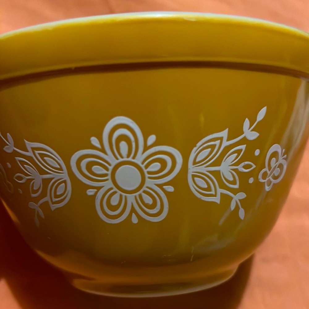 Cute vintage pyrex bowl message me an offer